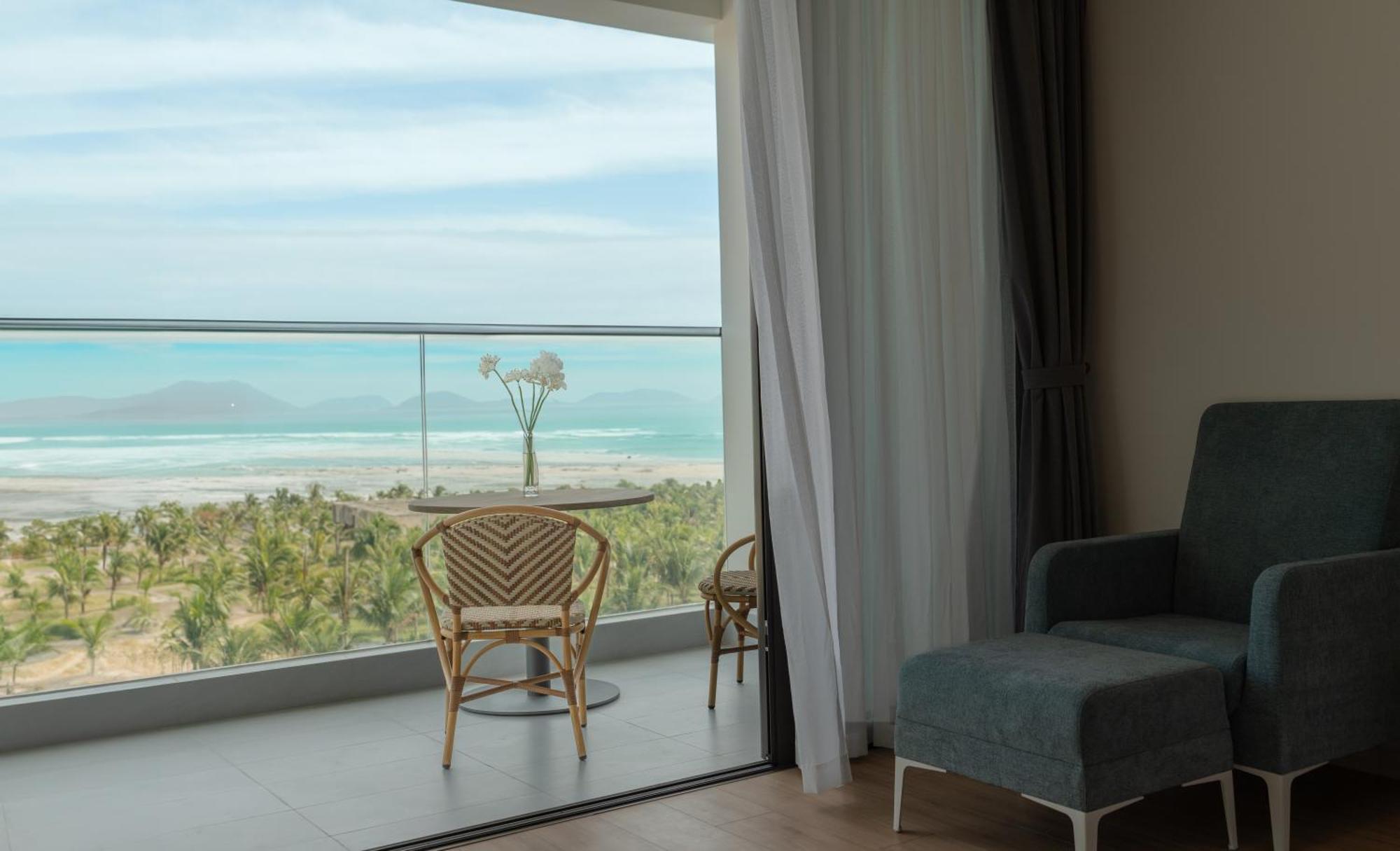 Aquamarine Beachfront Resort & Spa Cam Ranh Exterior foto